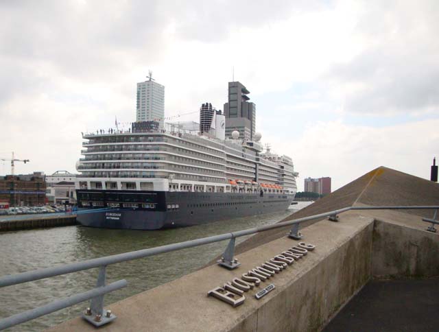 Cruiseschip ms Eurodam van de Holland America Line aan de Cruise Terminal Rotterdam